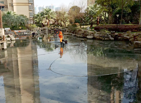 新洲景观池淤泥清理