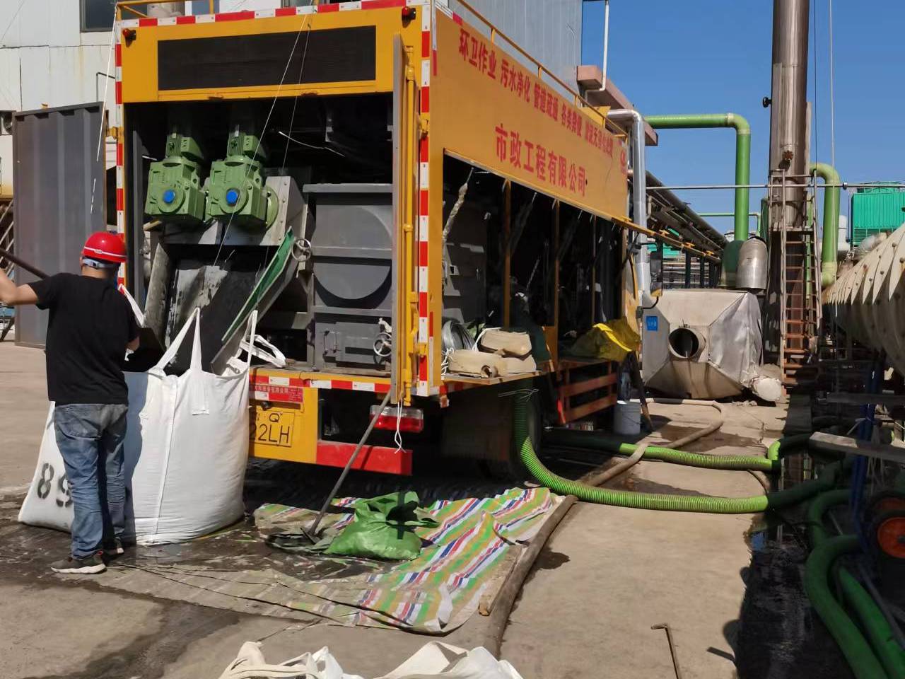 新洲淤泥压干处理