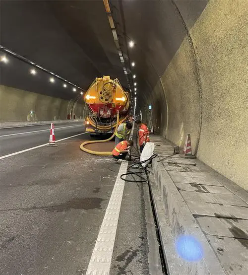 新洲隧道排水渠清淤